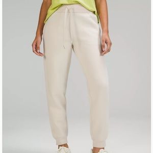 brand new lululemon scuba joggers in white opal size 4